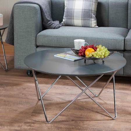 A dohányzóasztal asztallapja divatos ezüst oszloplábakkal kombinálva.